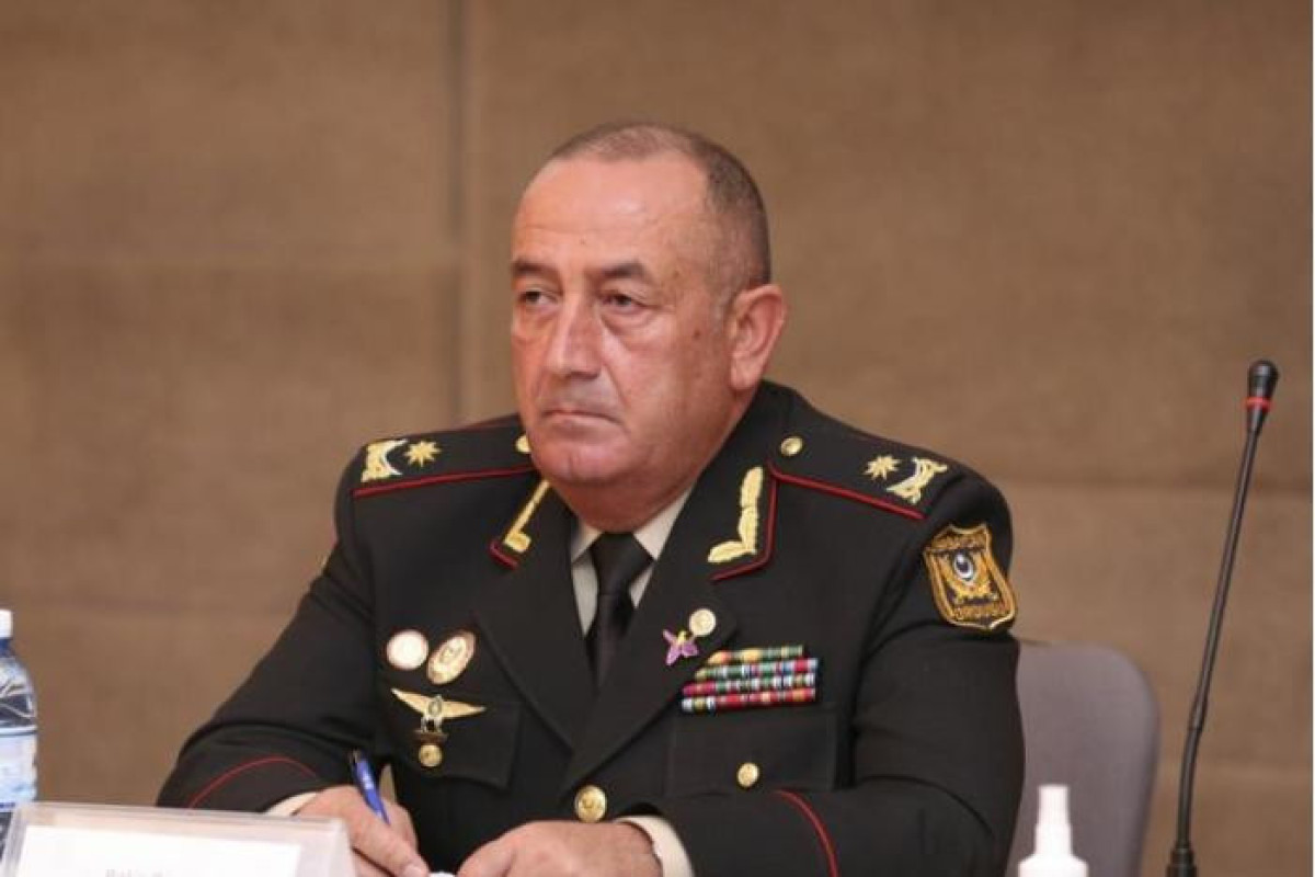 General Bəkir Orucov  müdafiə nazirini ittiham edib